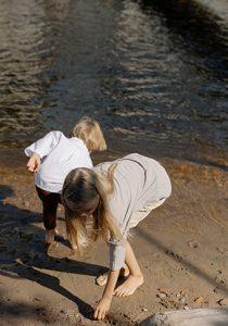 lapset rannalla keräämässä kivia